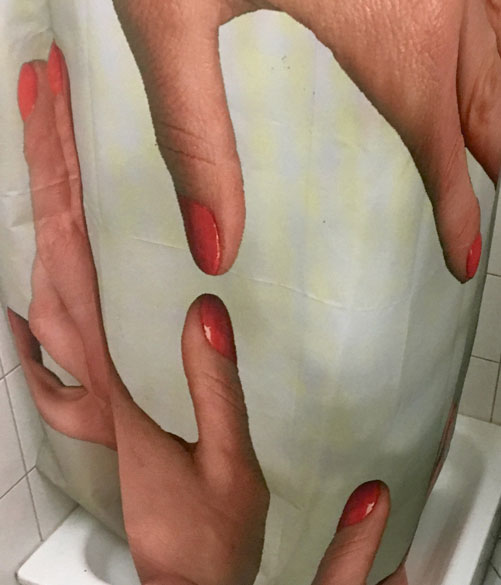 soft-touch-greifende-haende-auf-duschvorhang