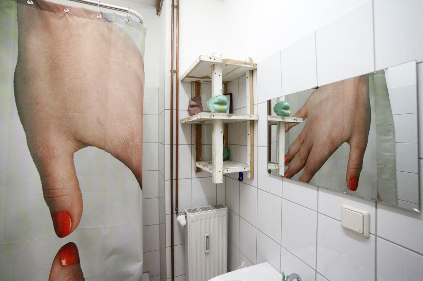 soft-touch-badezimmer-greigende-haende-duschvorhang